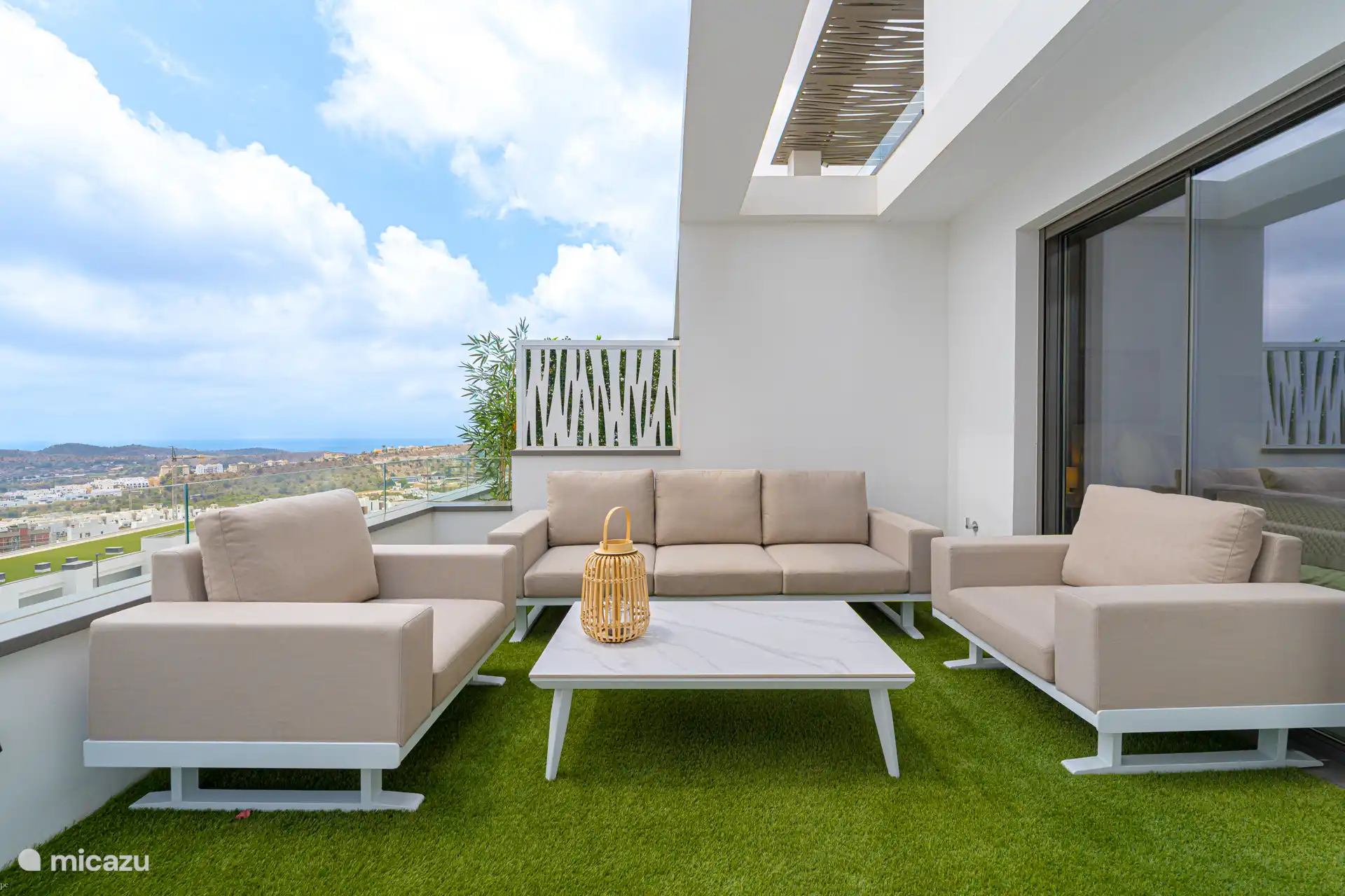 Oréa - Schöne geräumige Terrasse mit Essbereich, Liegestühlen und freiem Blick.
