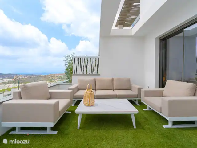 Oréa | Espagne, Costa Blanca, Finestrat - appartement Oréa - Belle terrasse spacieuse avec coin repas, chaises longues et vue dégagée.