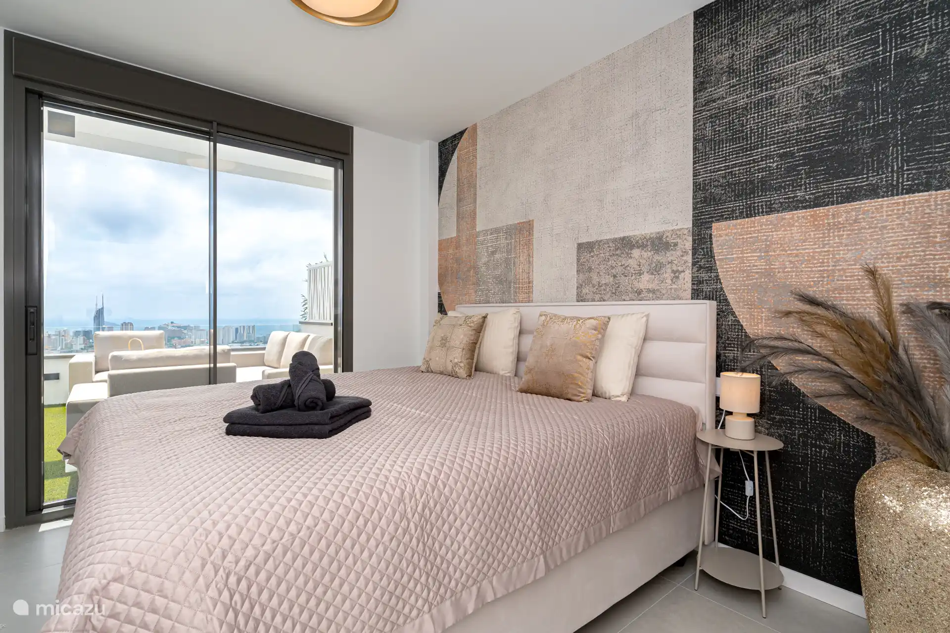 Oréa - Hauptschlafzimmer mit Zugang zur Terrasse.