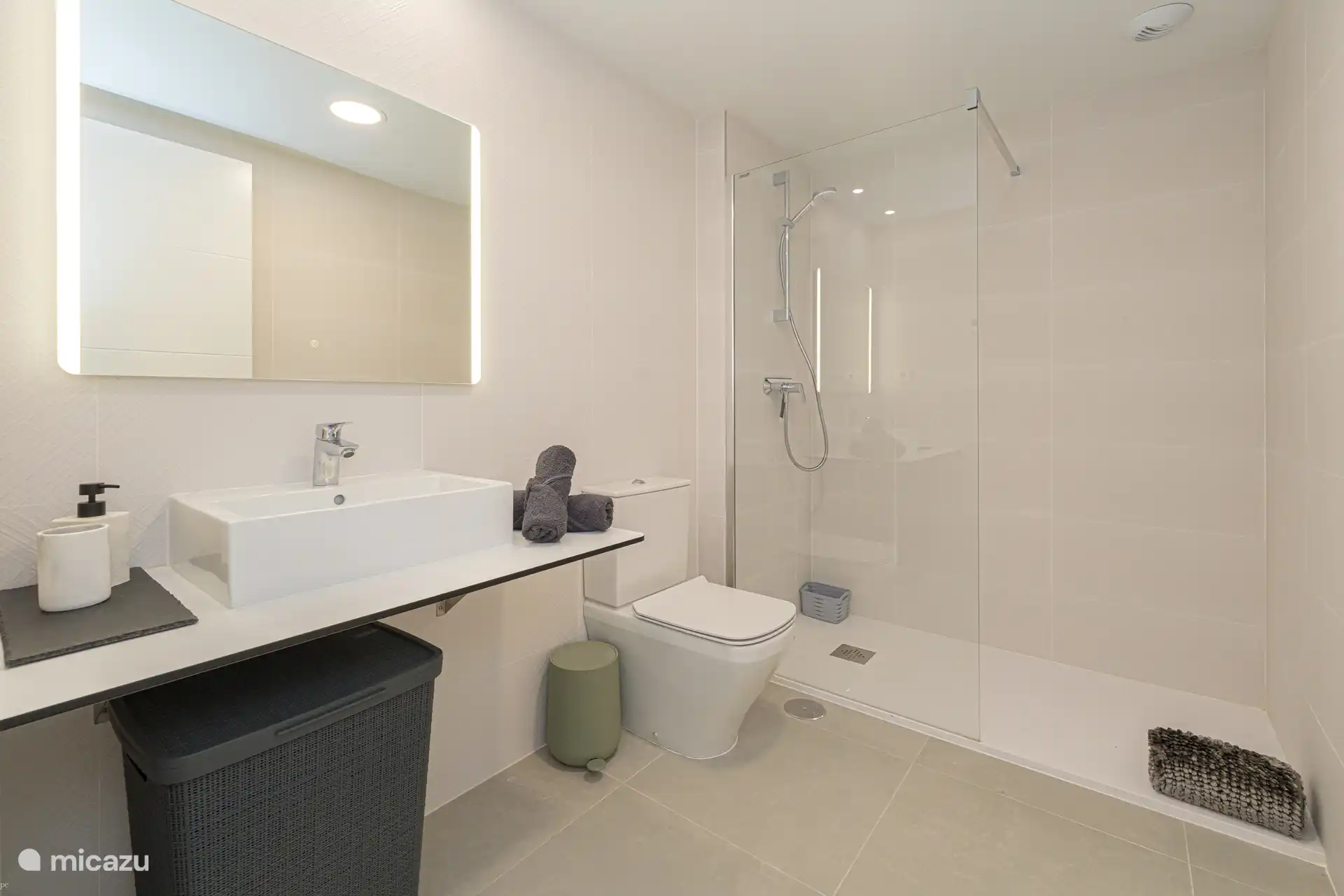 Oréa - Badezimmer mit begehbarer Dusche, WC, Waschbecken und Fußbodenheizung.