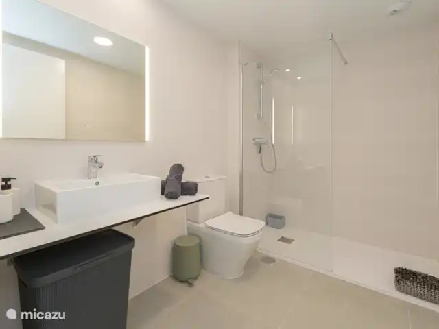 Oréa | Espagne, Costa Blanca, Finestrat - appartement Oréa - Salle de bain avec douche à l’italienne, toilettes, lavabo et chauffage au sol.