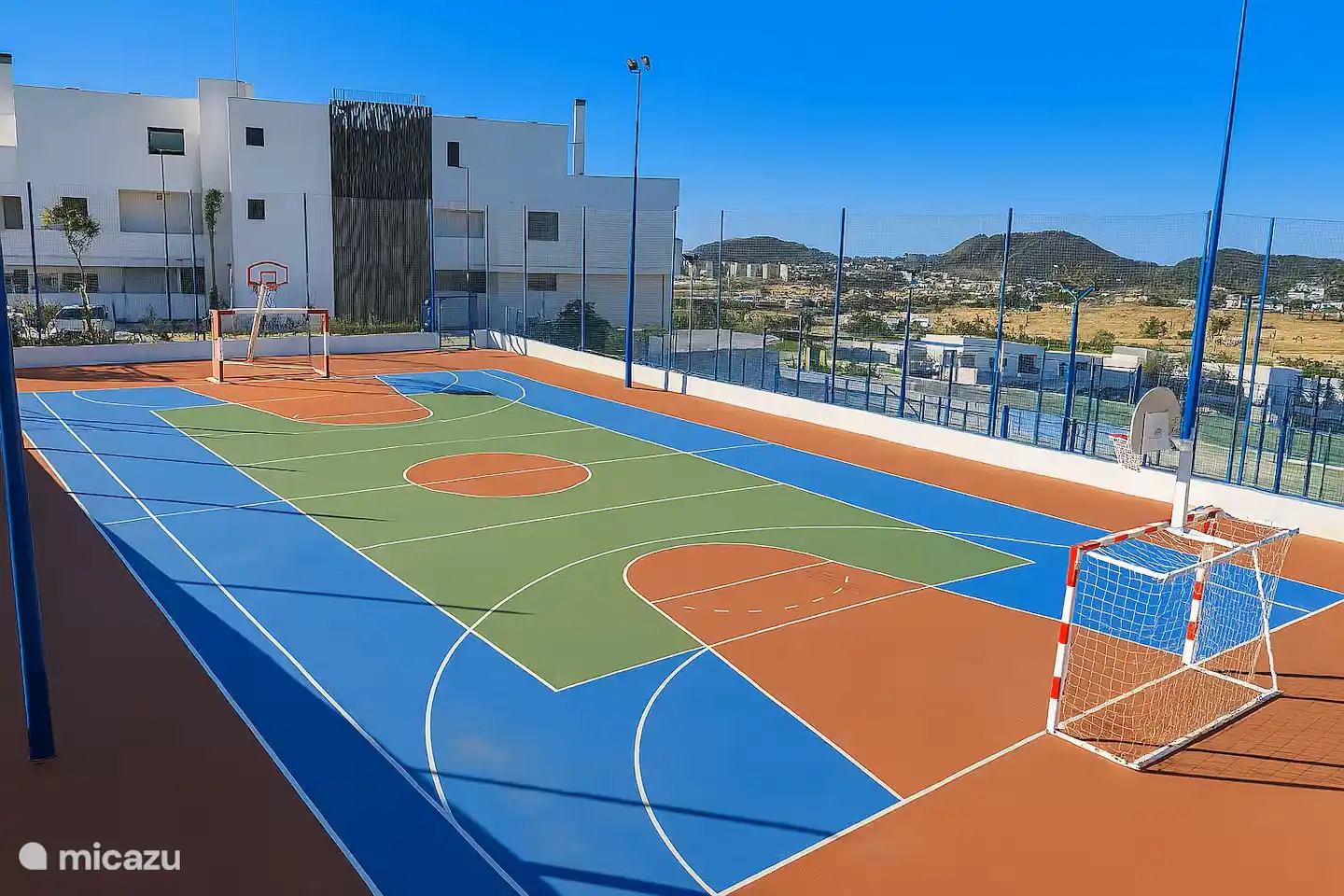Casa Oréa - Basketball - Fußballplatz.
