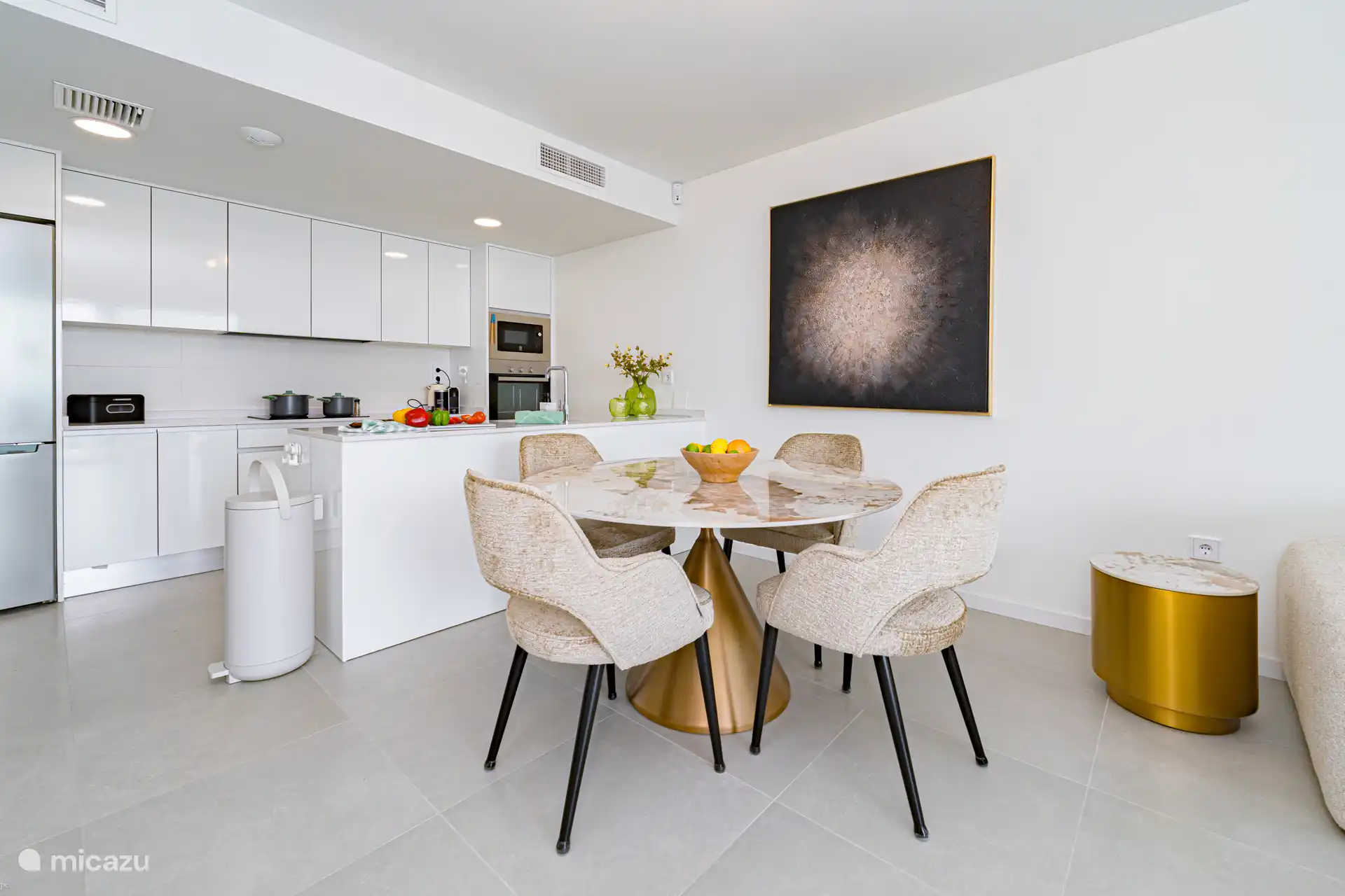 Oréa - Schönes modernes Wohnzimmer mit offener Küche und Essbereich.