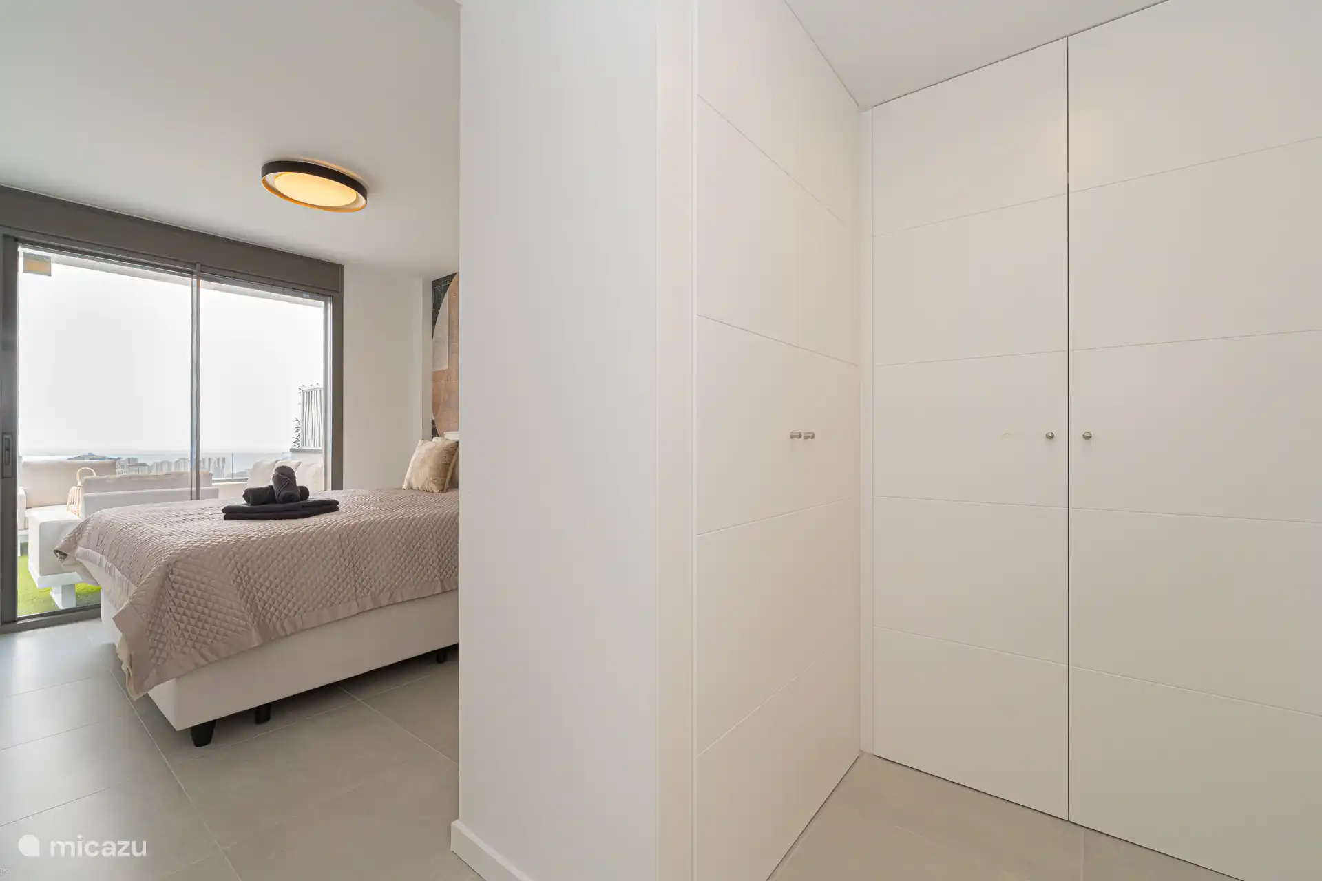 Oréa - Hauptschlafzimmer mit separaten Kleiderschränken und eigenem Bad.