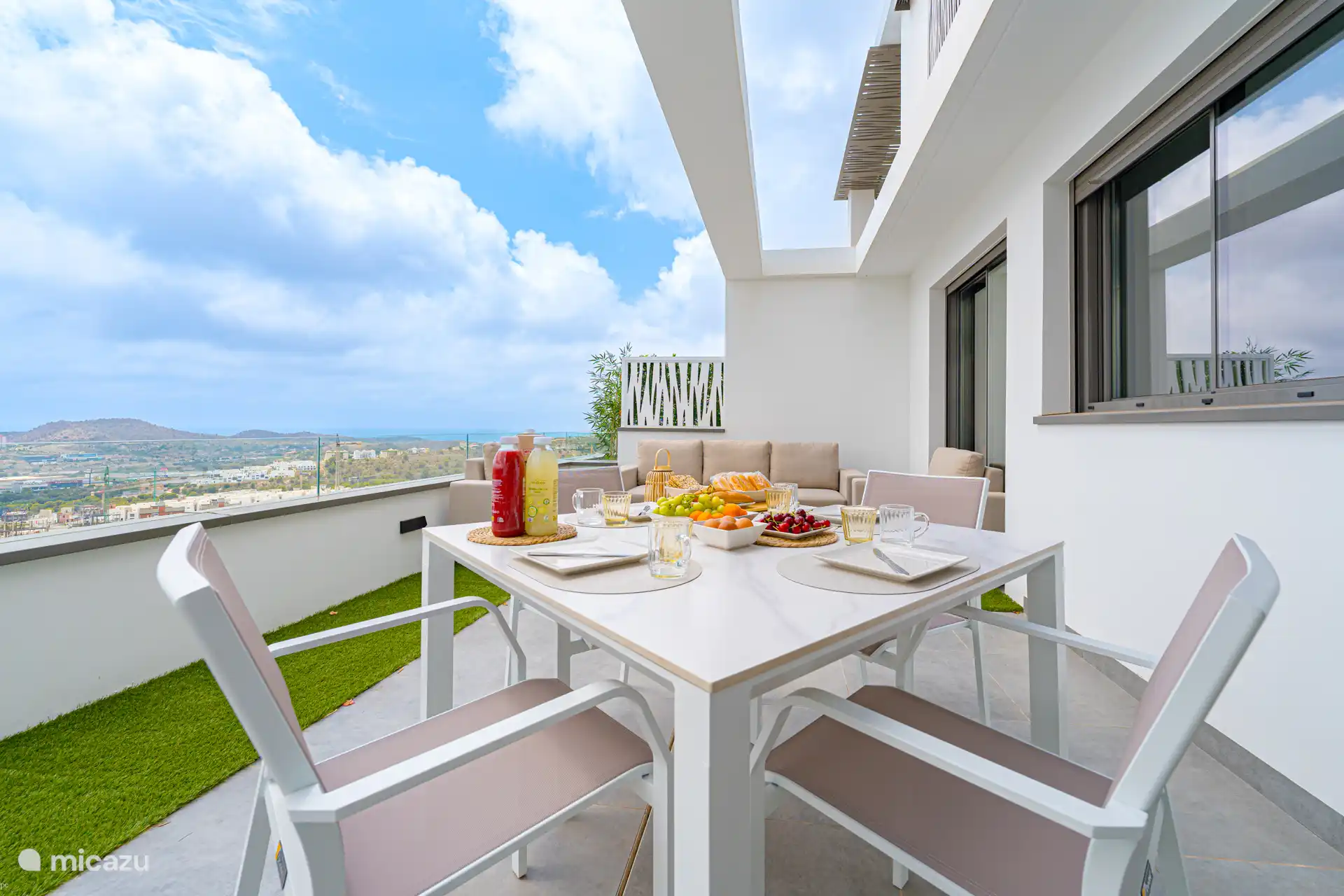 Oréa - Schöne geräumige Terrasse mit Essbereich, Liegestühlen und freiem Blick.