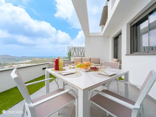 Oréa | Espagne, Costa Blanca, Finestrat - appartement Oréa - Belle terrasse spacieuse avec coin repas, chaises longues et vue dégagée.