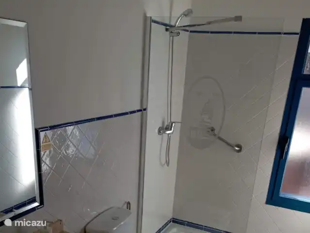 villa huren in Spanje, Lanzarote, Playa Blanca – Villa Maika Badkamer met douche, toilet en wastafel
