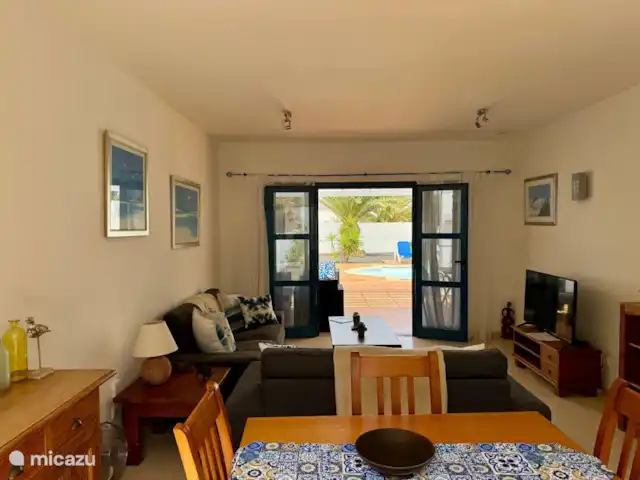villa huren in Spanje, Lanzarote, Playa Blanca – Villa Maika Comfortabele woonkamer met zit- en eethoek