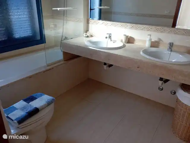 villa huren in Spanje, Lanzarote, Playa Blanca – Villa Maika Badkamer met bad, toilet en dubbele wastafel