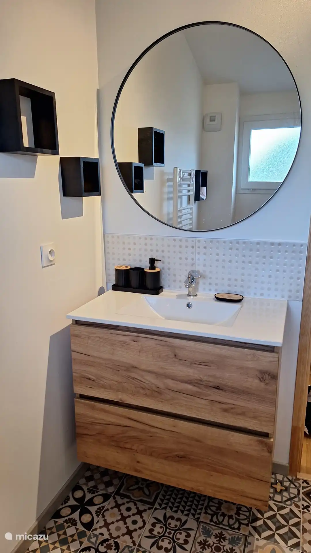 Baño con tocador, ducha, bañera e inodoro