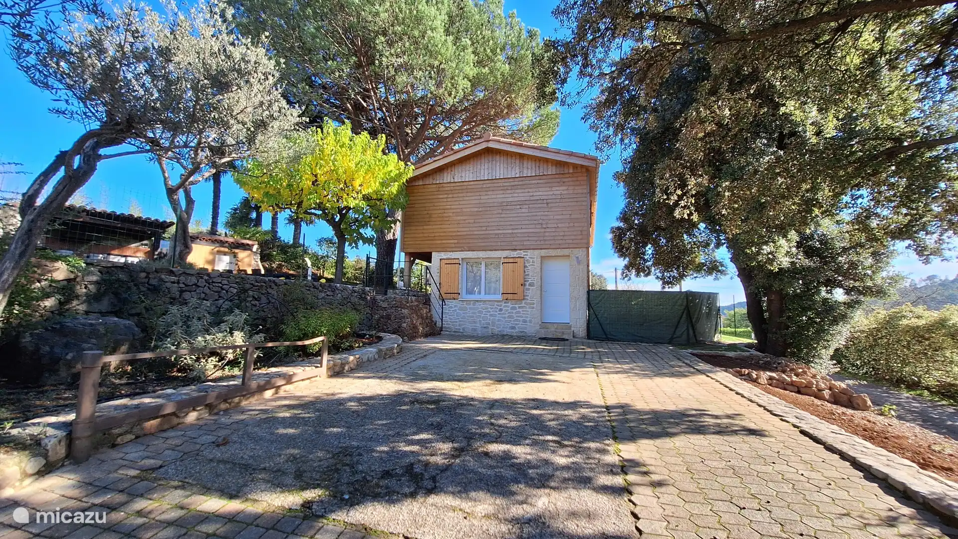 Aparcamiento reservado a las casas rurales