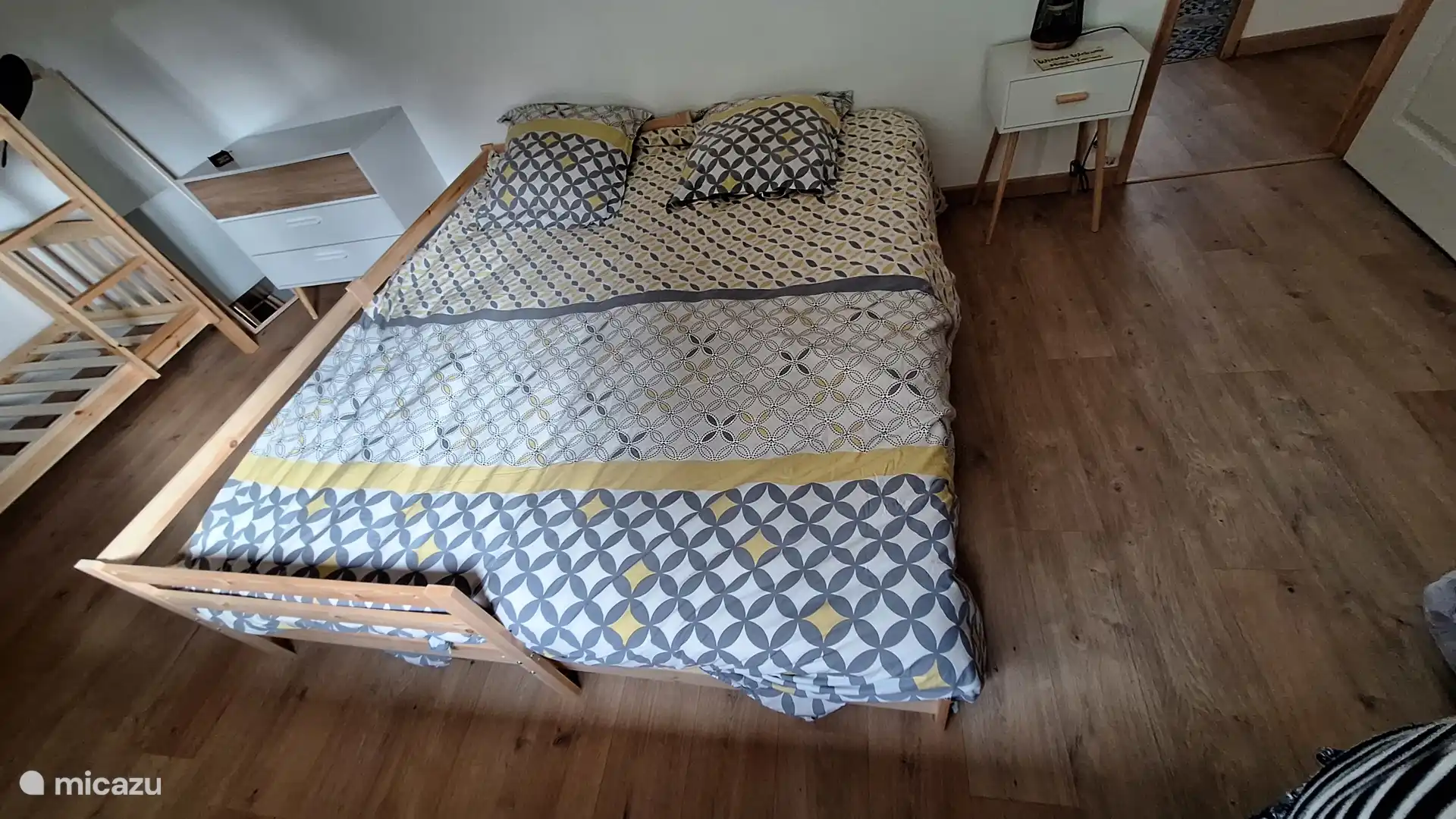 Habitación compuesta por una litera (2*90*200) y una cama nido (90*200 convertible en 180*200)