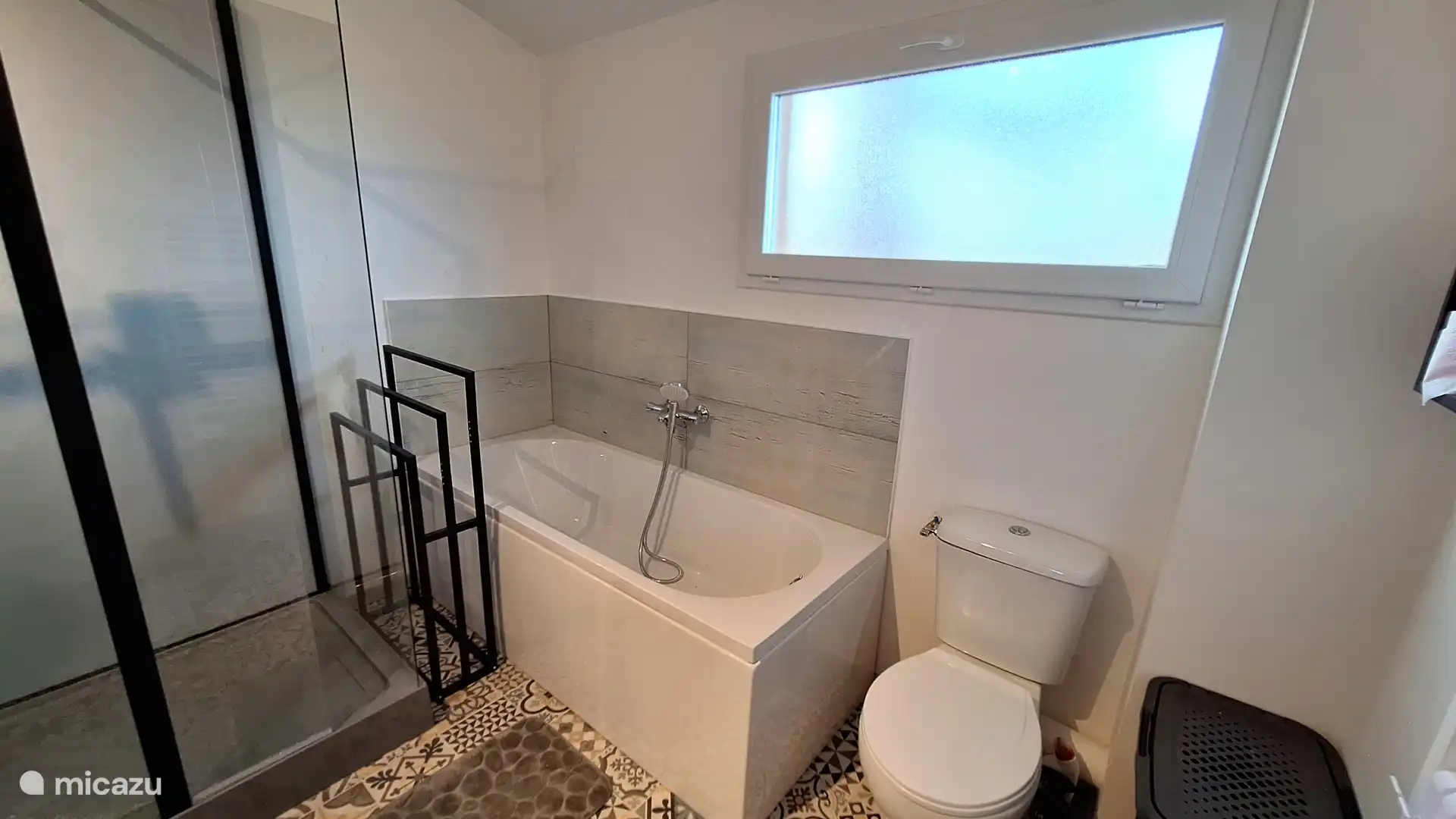 Baño con tocador, ducha, bañera e inodoro