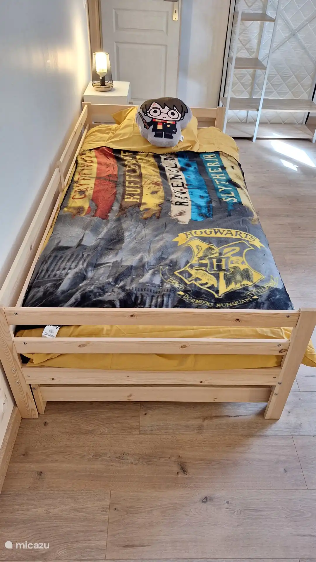 Habitación compuesta por una litera (2*90*200) y una cama nido (90*200 convertible en 180*200)