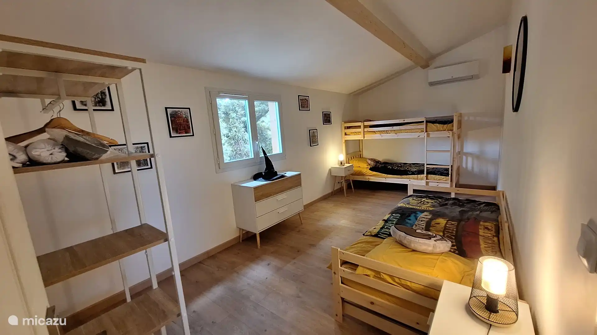 Habitación compuesta por una litera (2*90*200) y una cama nido (90*200 convertible en 180*200)