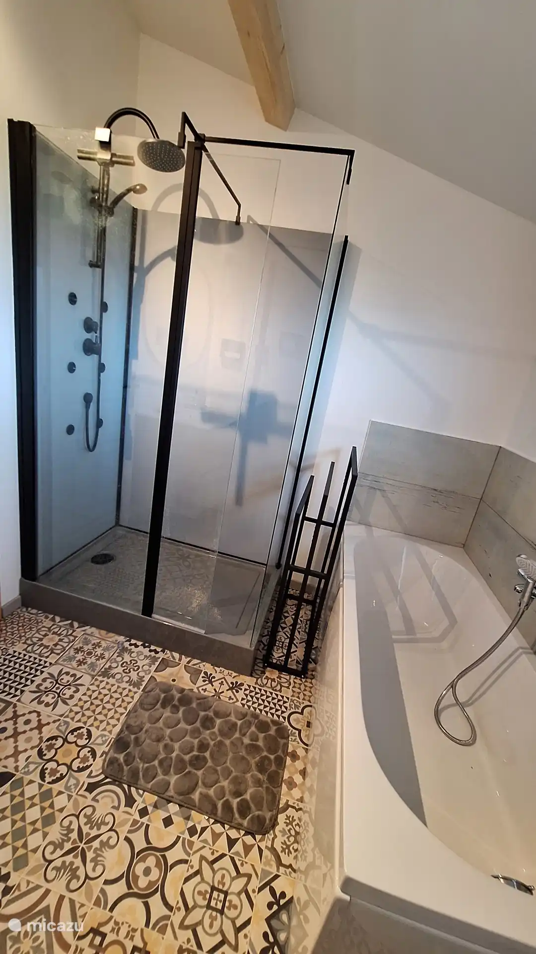 Baño con tocador, ducha, bañera e inodoro