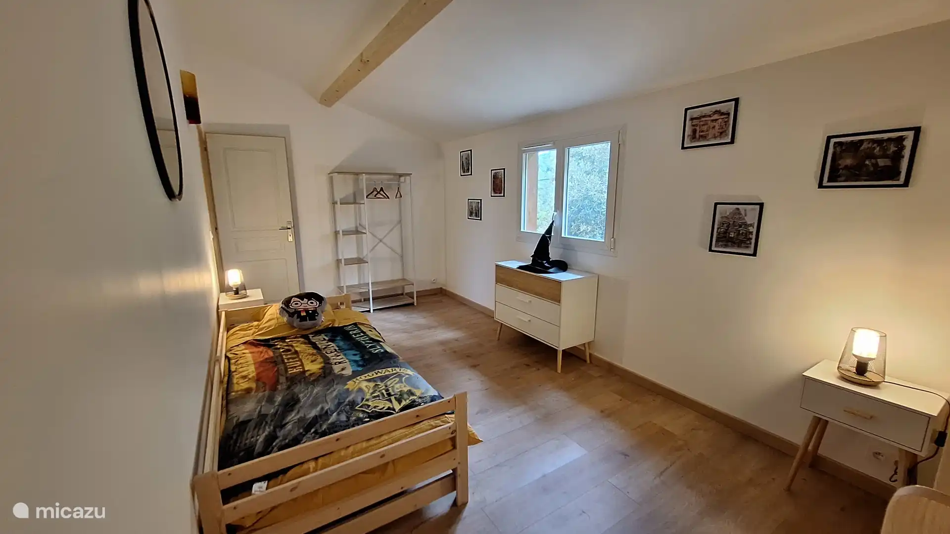 Habitación compuesta por una litera (2*90*200) y una cama nido (90*200 convertible en 180*200)