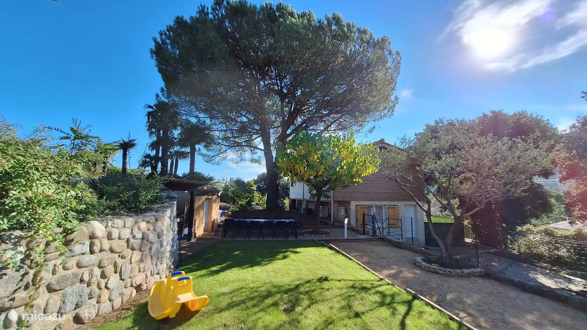 Terreno de ocio compartido por las 2 casas rurales