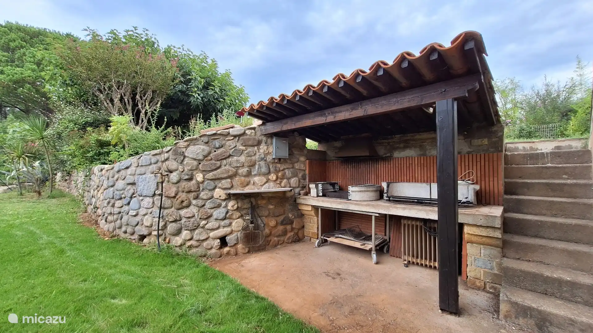 Barbacoa compartida por las 2 cabañas