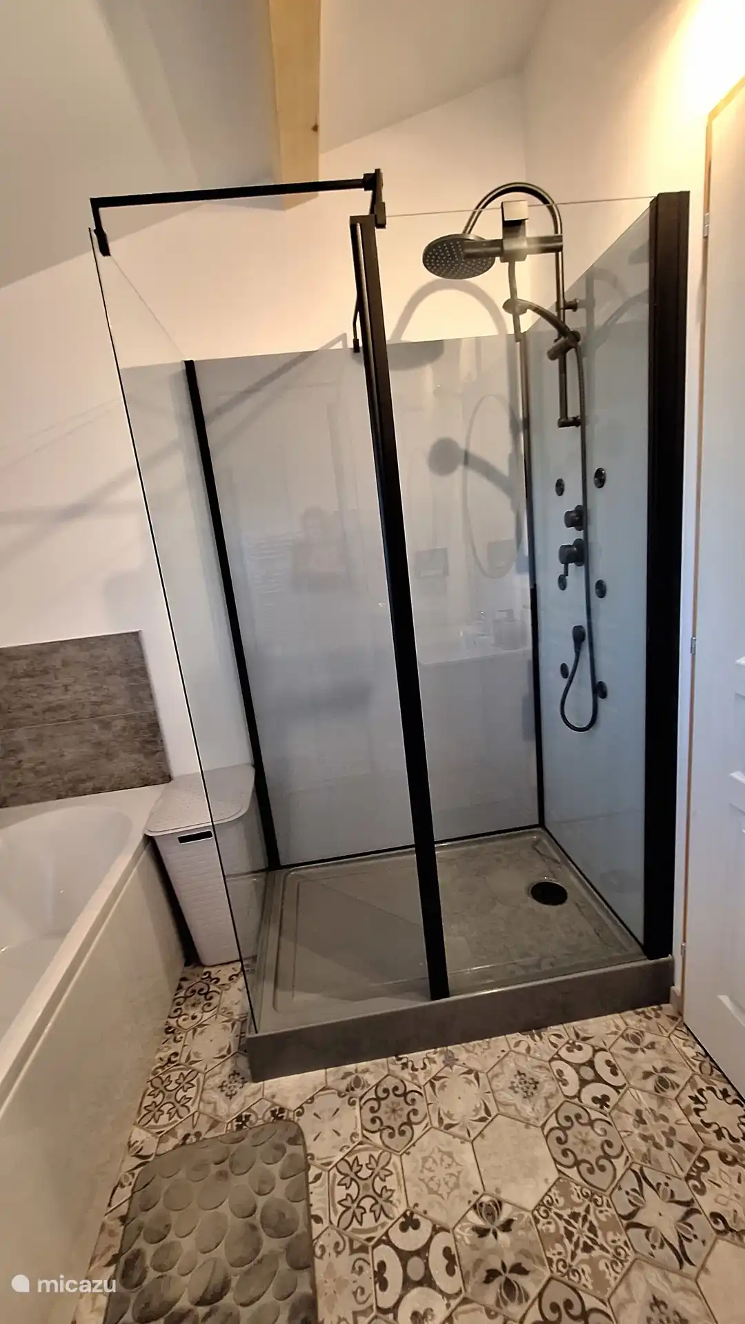 Badezimmer mit Unterschrank, Dusche, Badewanne und WC