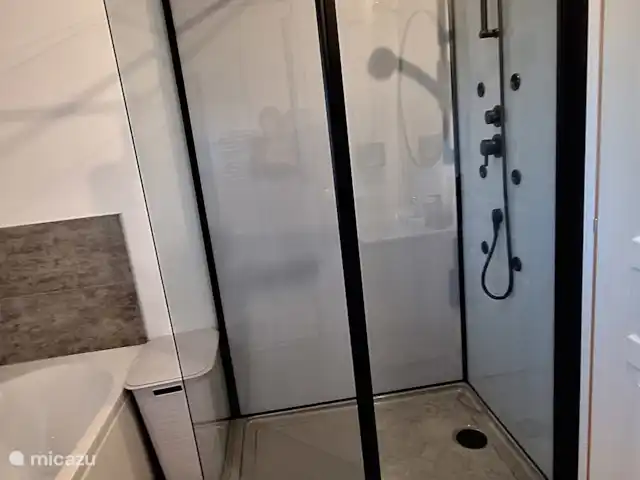 Sous le grand Pin- Eden en Cévennes | France, Gard, Anduze - gîte / cottage Salle de bain avec meuble lavabo, douche, baignoire et WC