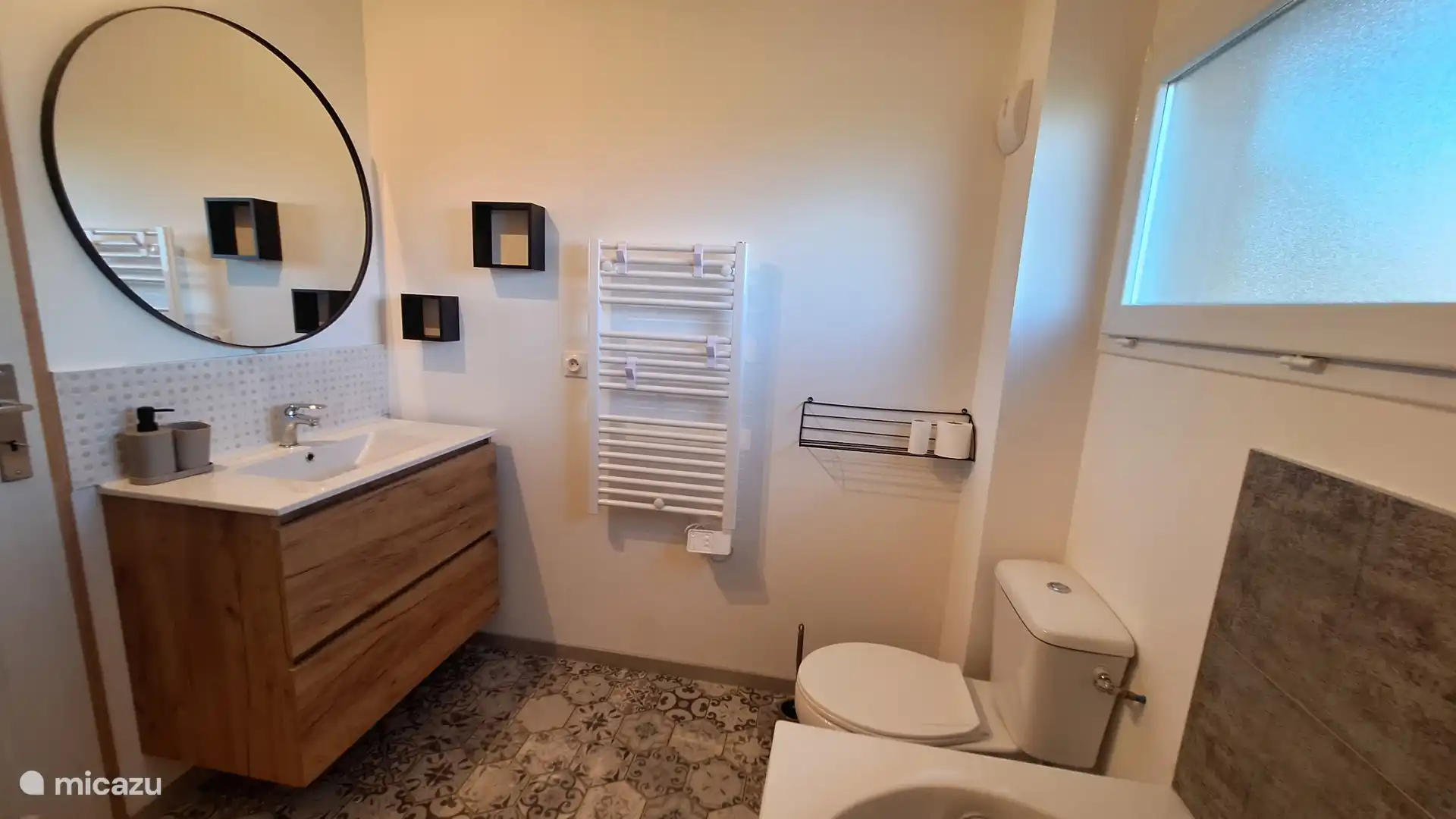 Badezimmer mit Unterschrank, Dusche, Badewanne und WC