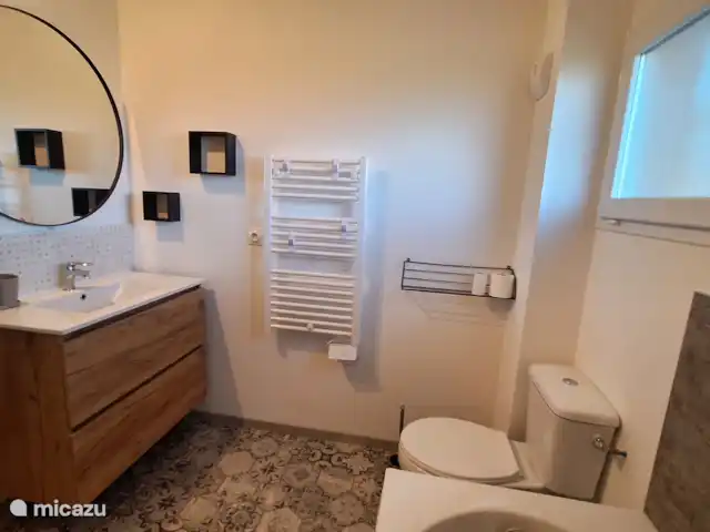 Sous le grand Pin- Eden en Cévennes | France, Gard, Anduze - gîte / cottage Salle de bain avec meuble lavabo, douche, baignoire et WC