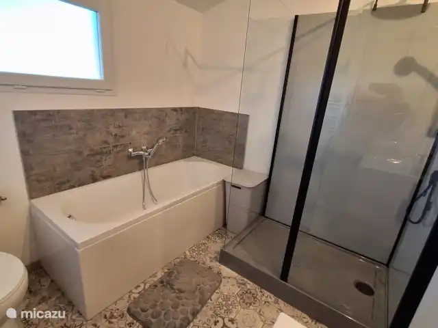 Sous le grand Pin- Eden en Cévennes | France, Gard, Anduze - gîte / cottage Salle de bain avec meuble lavabo, douche, baignoire et WC