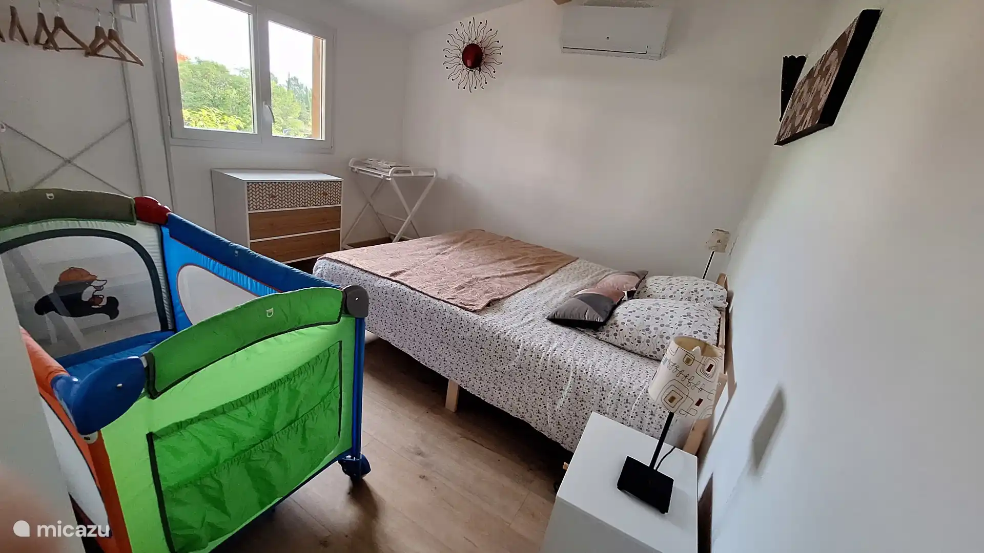 Zimmer mit einem Bett 160*200 und der Möglichkeit, ein Kinderbett kostenlos auszuleihen