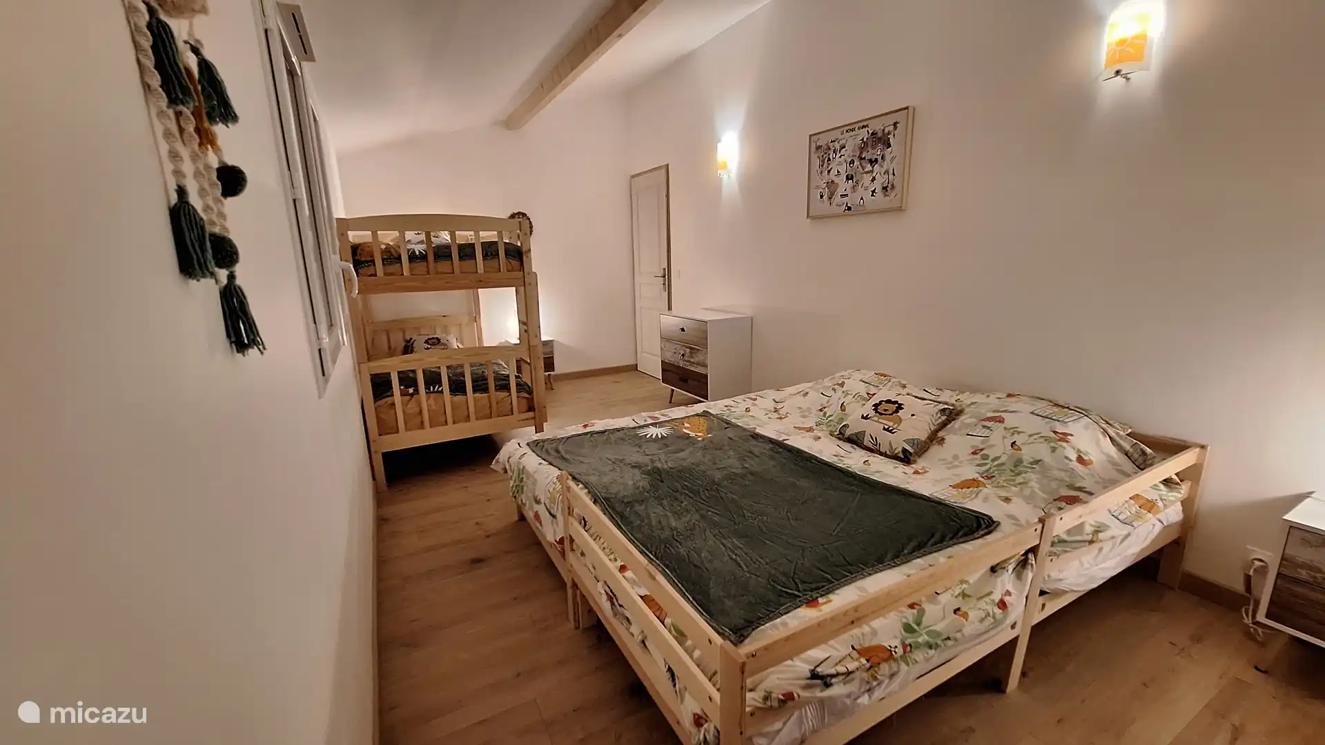 Zimmer bestehend aus einem Etagenbett (2*90*200) und einem Ausziehbett (90*200, umwandelbar in 180*200)