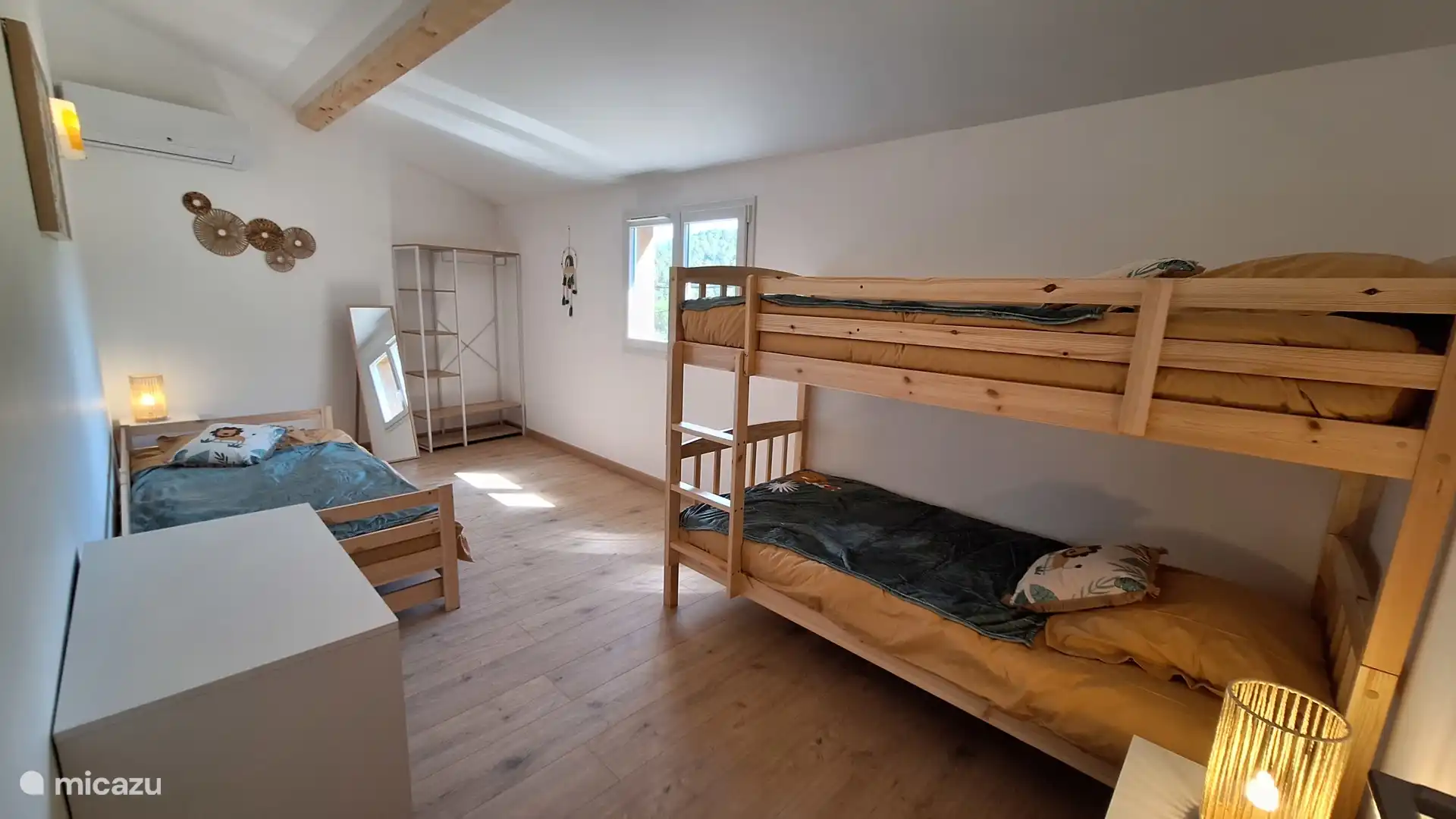 Zimmer bestehend aus einem Etagenbett (2*90*200) und einem Ausziehbett (90*200, umwandelbar in 180*200)