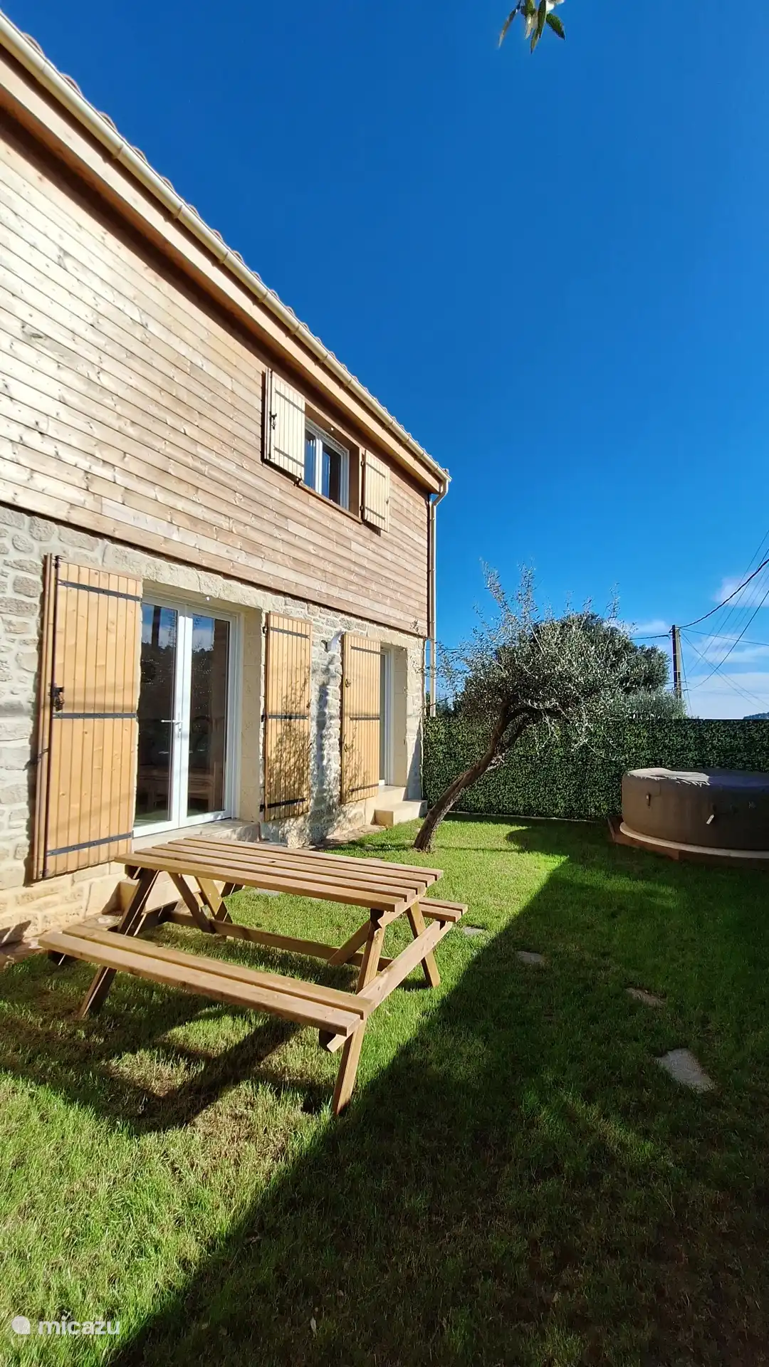 Vorderseite des Ferienhauses mit privatem Spa