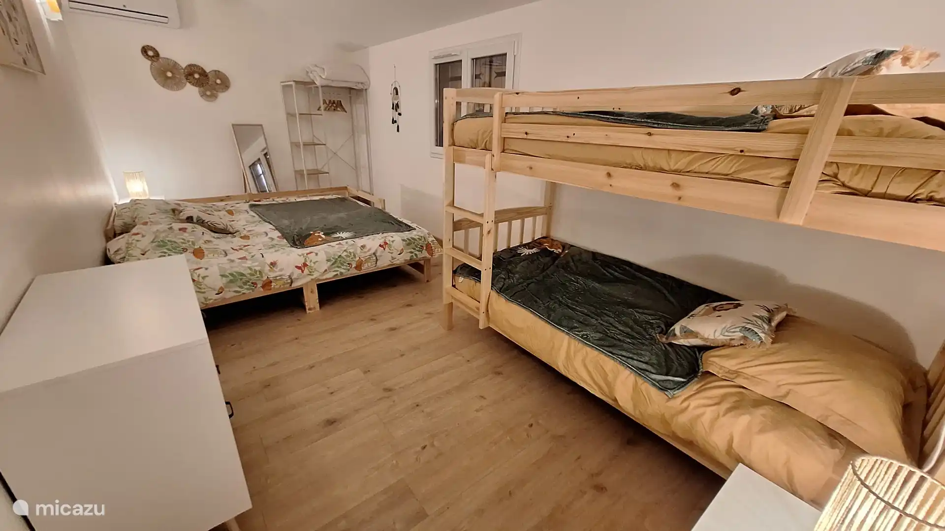 Zimmer bestehend aus einem Etagenbett (2*90*200) und einem Ausziehbett (90*200, umwandelbar in 180*200)