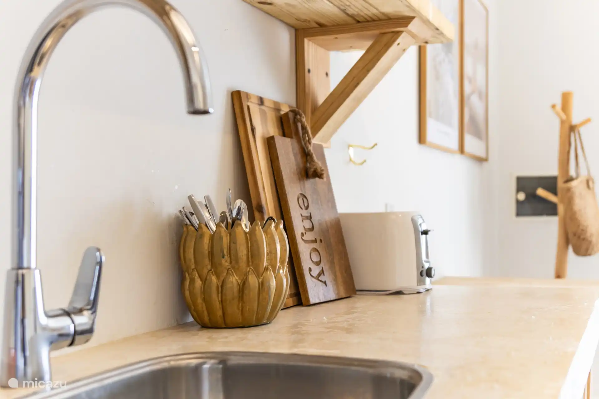 Cocina con cubiertos y tostadora