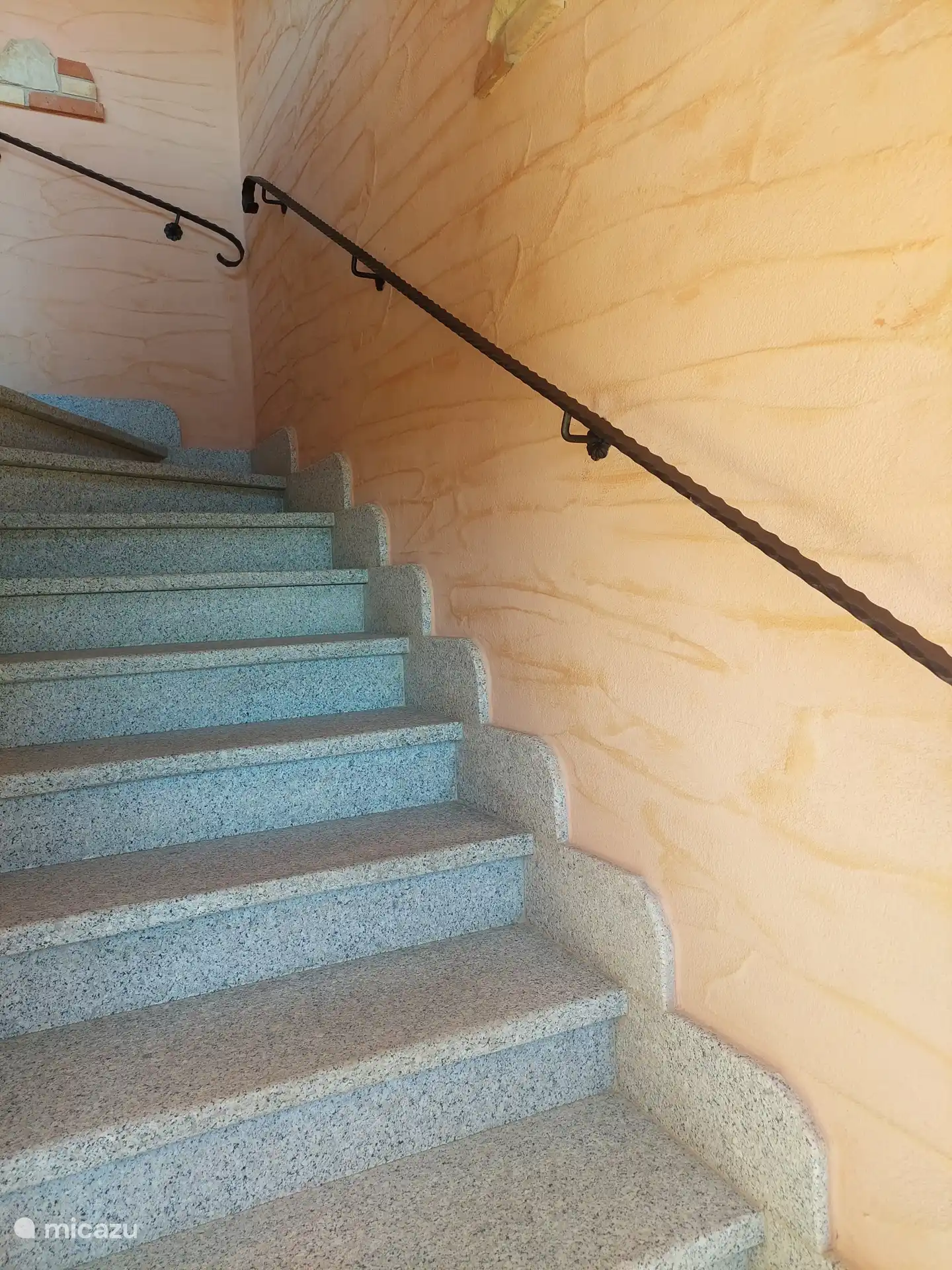 Trapleuning voor uw veiligheid.