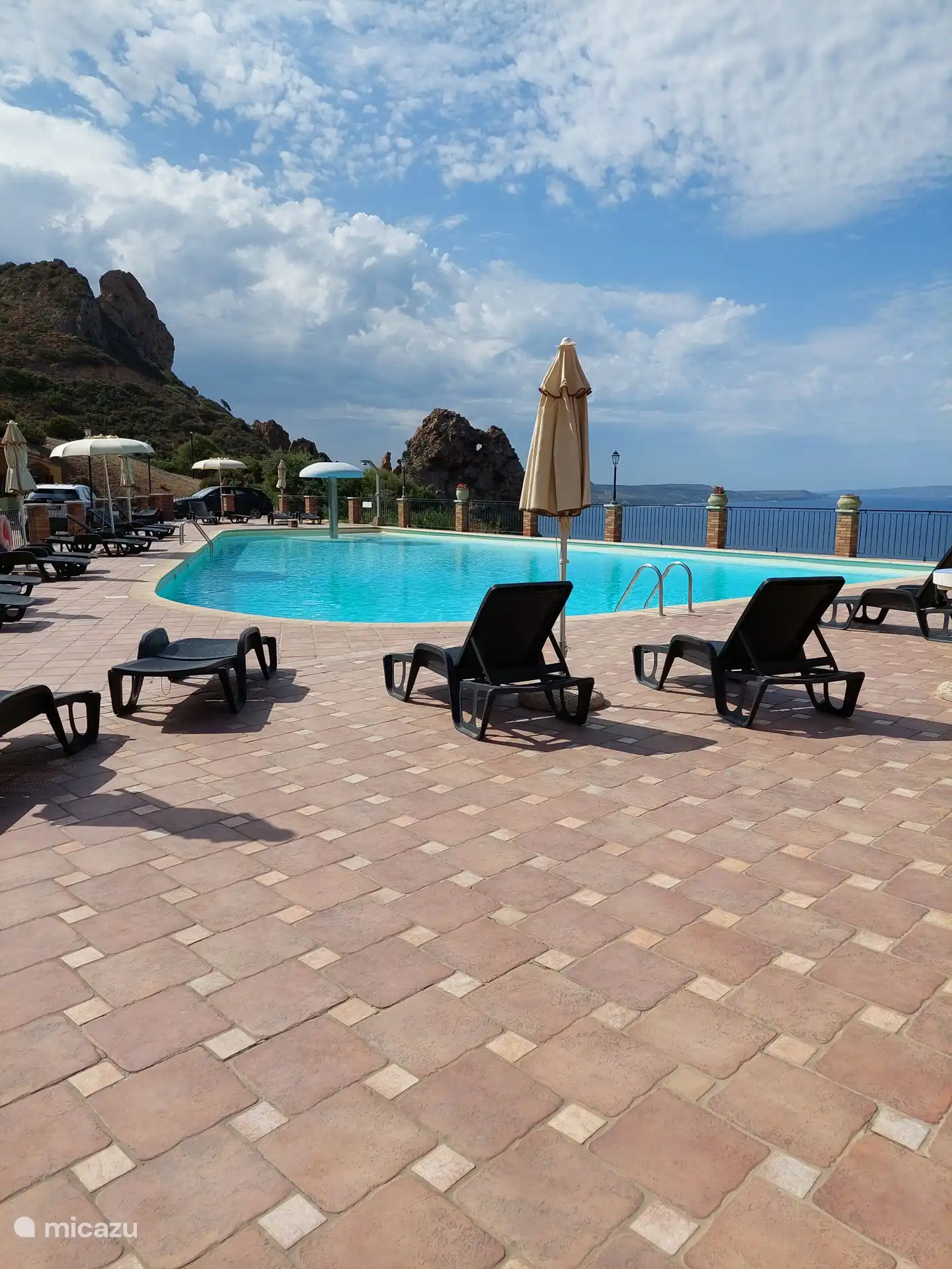 Zwembad met gratis parasols en ligbedden