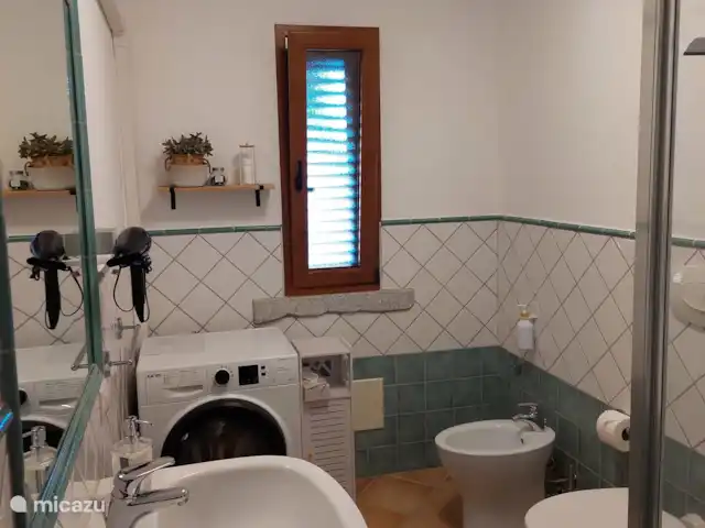 Il Sole & La Luna huren in Italië, Sardinië, Iglesias Nebida - appartement  badkamer inclusief wasmachine