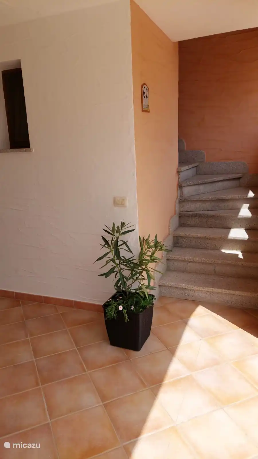 Trap ingang naar appartement