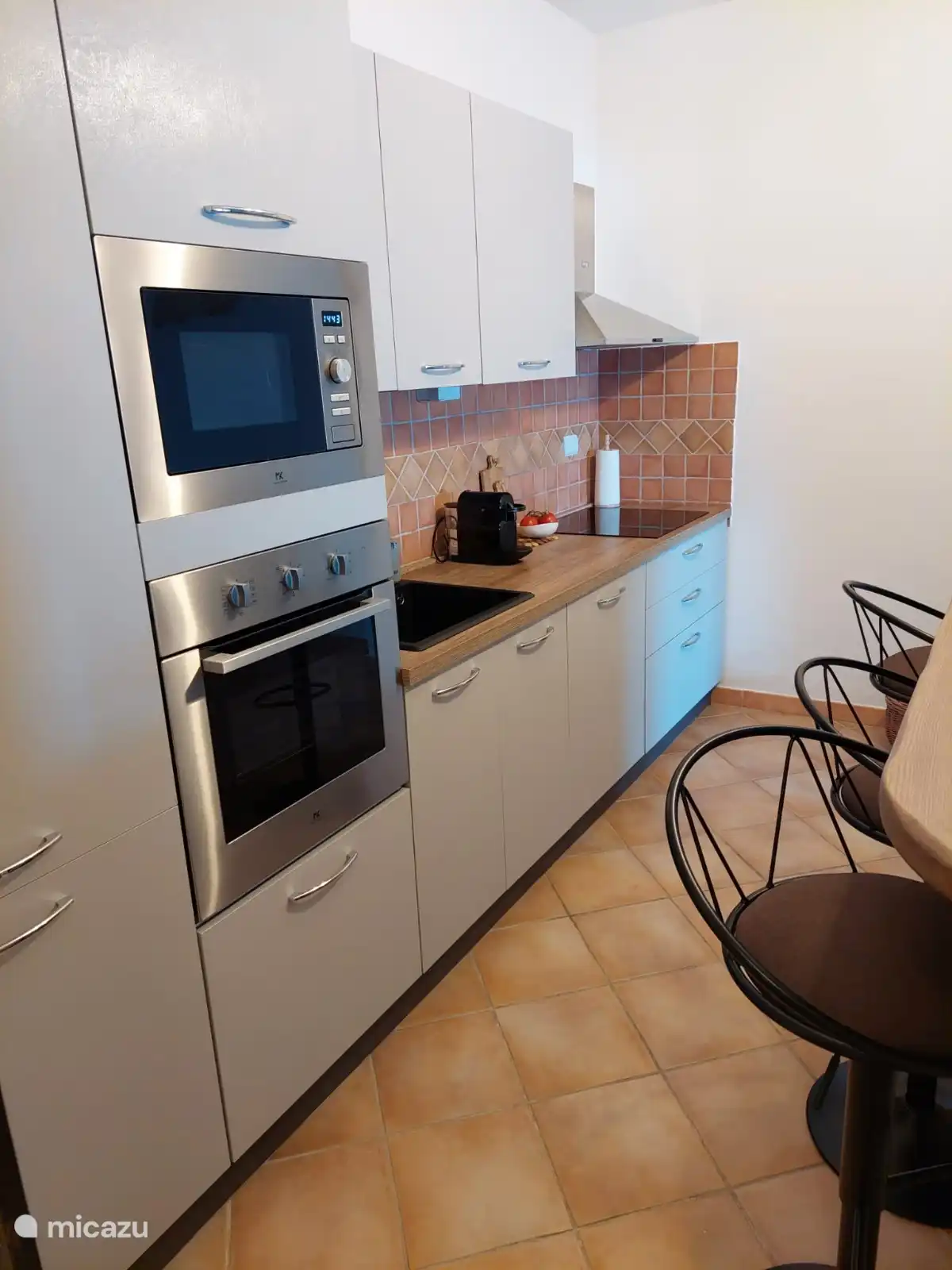 Compleet ingerichte keuken.