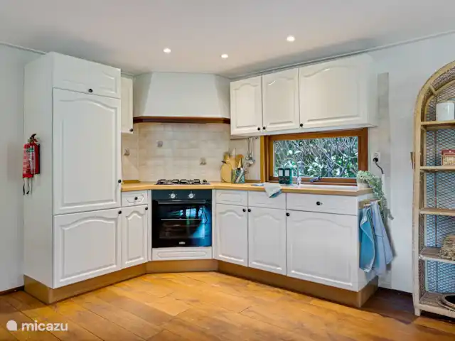 Cabaña Woodsy Forest en Países Bajos, Limburgo, Sevenum - chalet En la cocina encontrará todo lo que necesita, ropa de cocina, lavavajillas, jabón de manos y todos los utensilios de cocina, incluida la cafetera