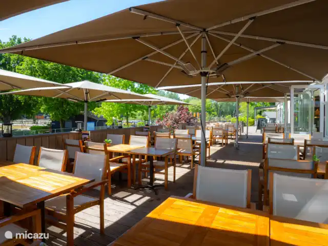 Cabaña Woodsy Forest en Países Bajos, Limburgo, Sevenum - chalet O deliciosa comida en la terraza