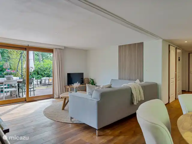 Cabaña Woodsy Forest en Países Bajos, Limburgo, Sevenum - chalet Zona de estar con puertas que dan al jardín