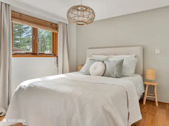 Cabaña Woodsy Forest en Países Bajos, Limburgo, Sevenum - chalet Cama doble maravillosamente suave (160x200) que incluye un gran armario empotrado para toda su ropa y pertenencias. Esta habitación también tiene espacio para una cuna