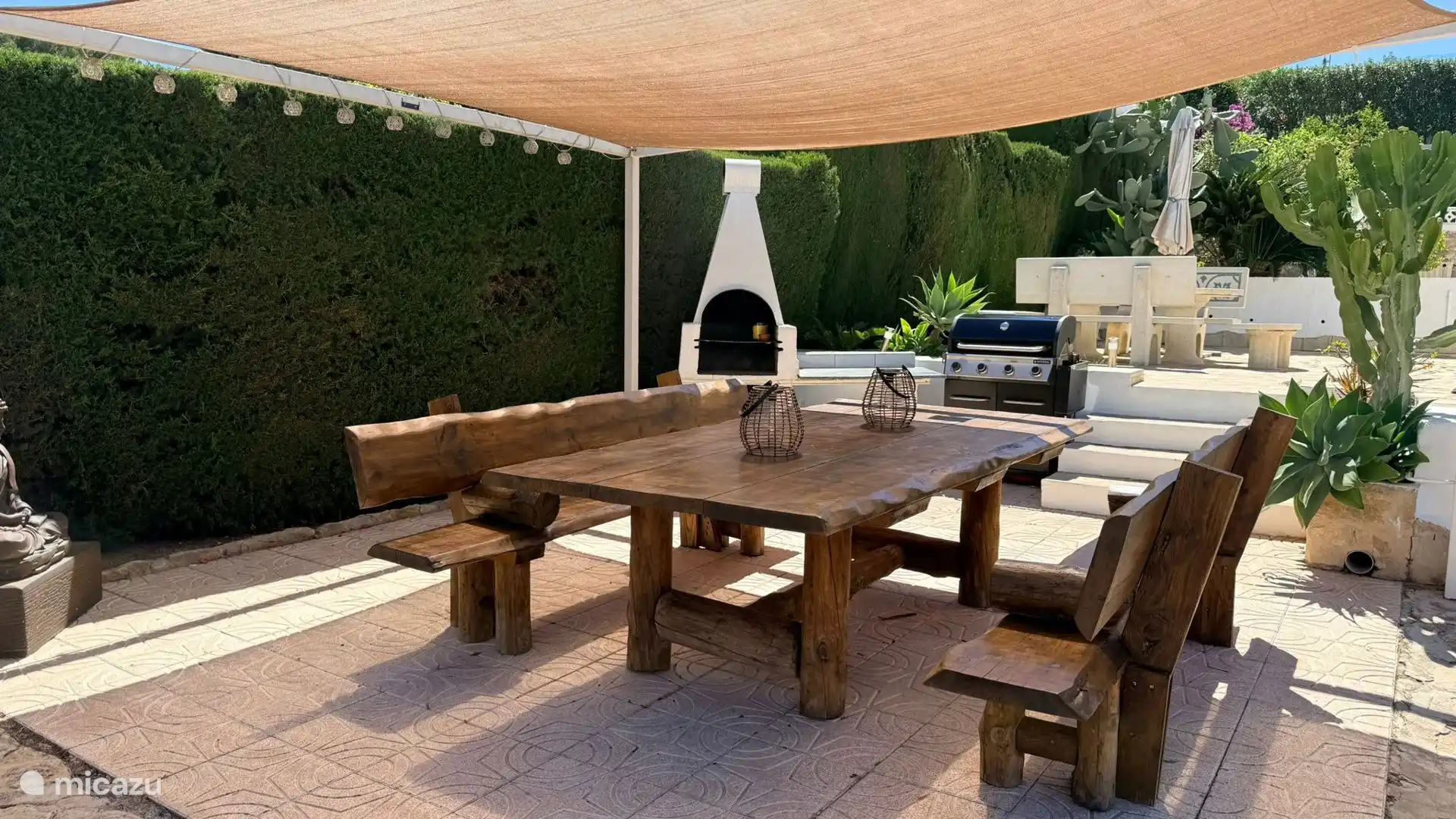 Belle table large avec au moins 8 places assises
