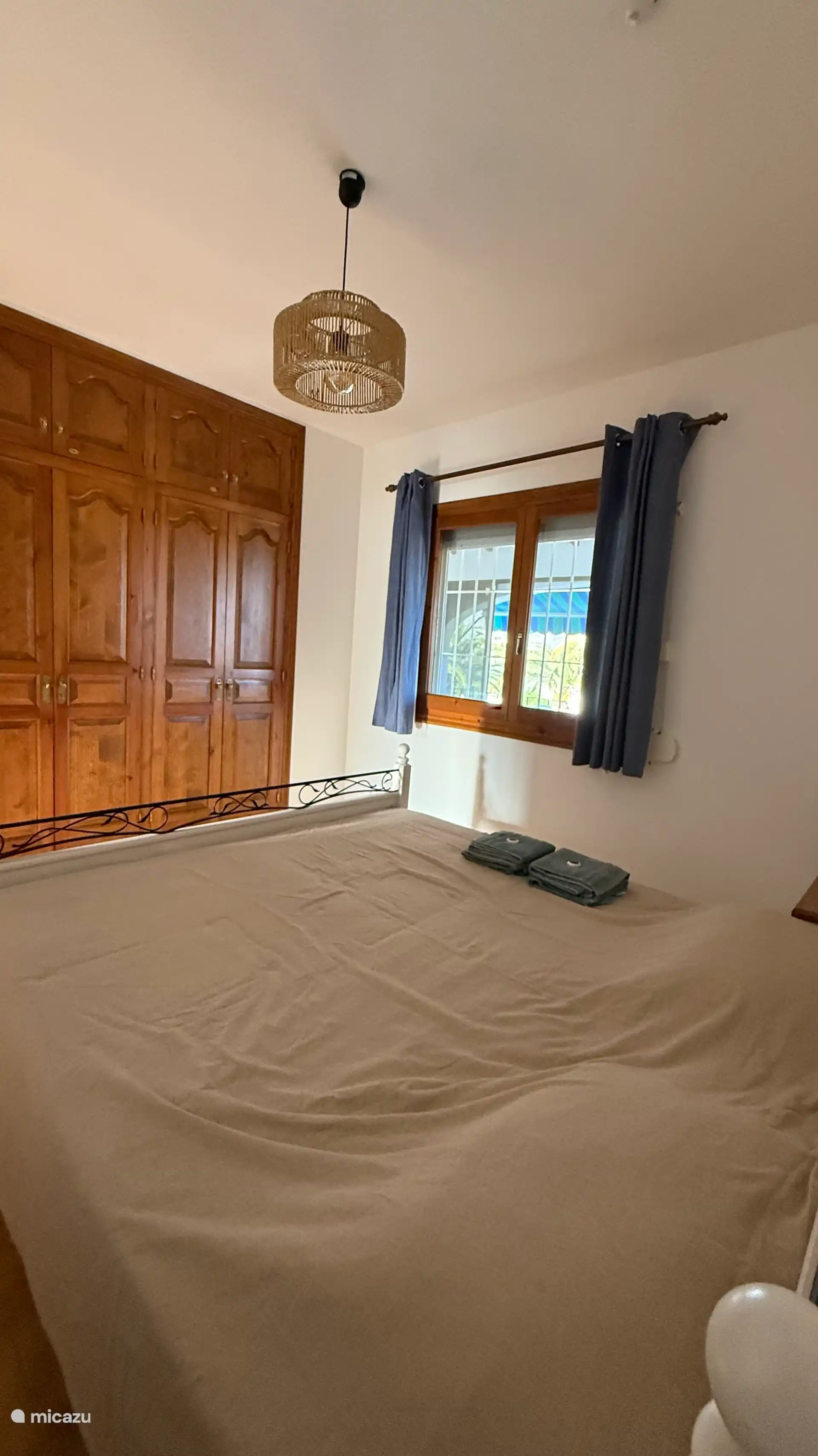 Slaapkamer 1 - bovenverdieping - Lekkere ruime inbouw kledingkasten