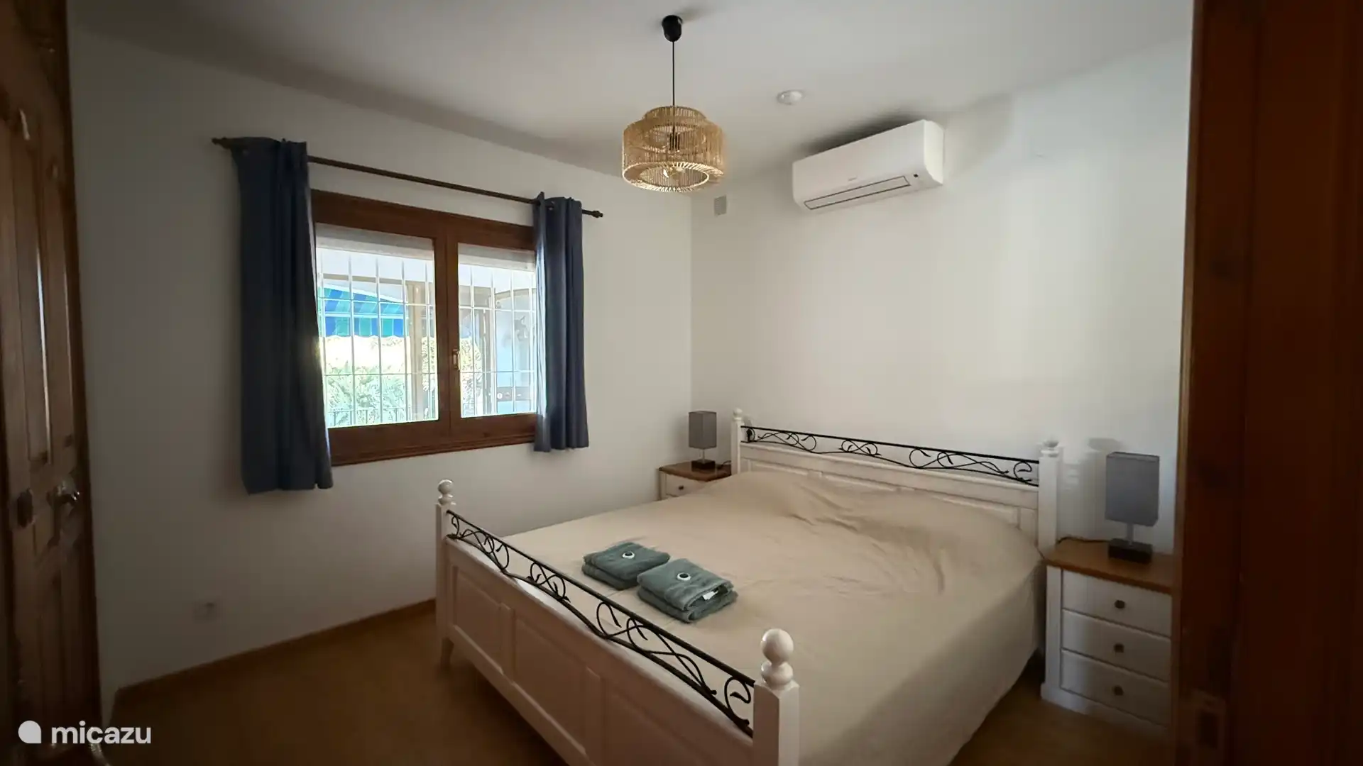 Slaapkamer 1 - bovenverdieping - 2 persoons met een heerlijke airco voor een goede nachtrust