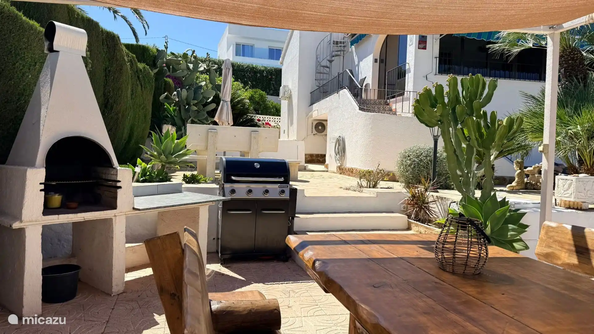 Table spacieuse avec plein d’options barbecue