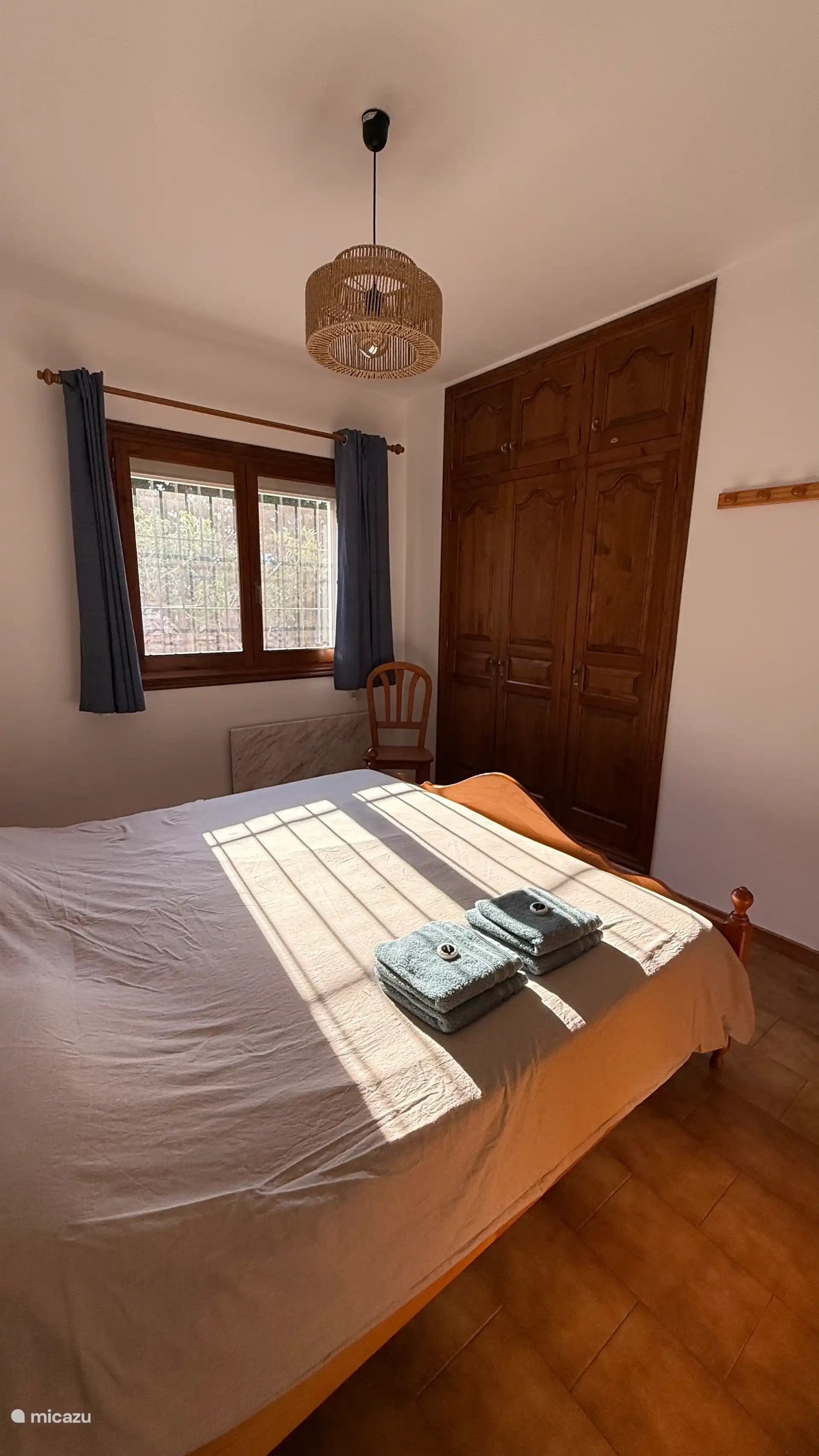 Slaapkamer 2 - bovenverdieping - Met een lekkere ruime inbouwkast