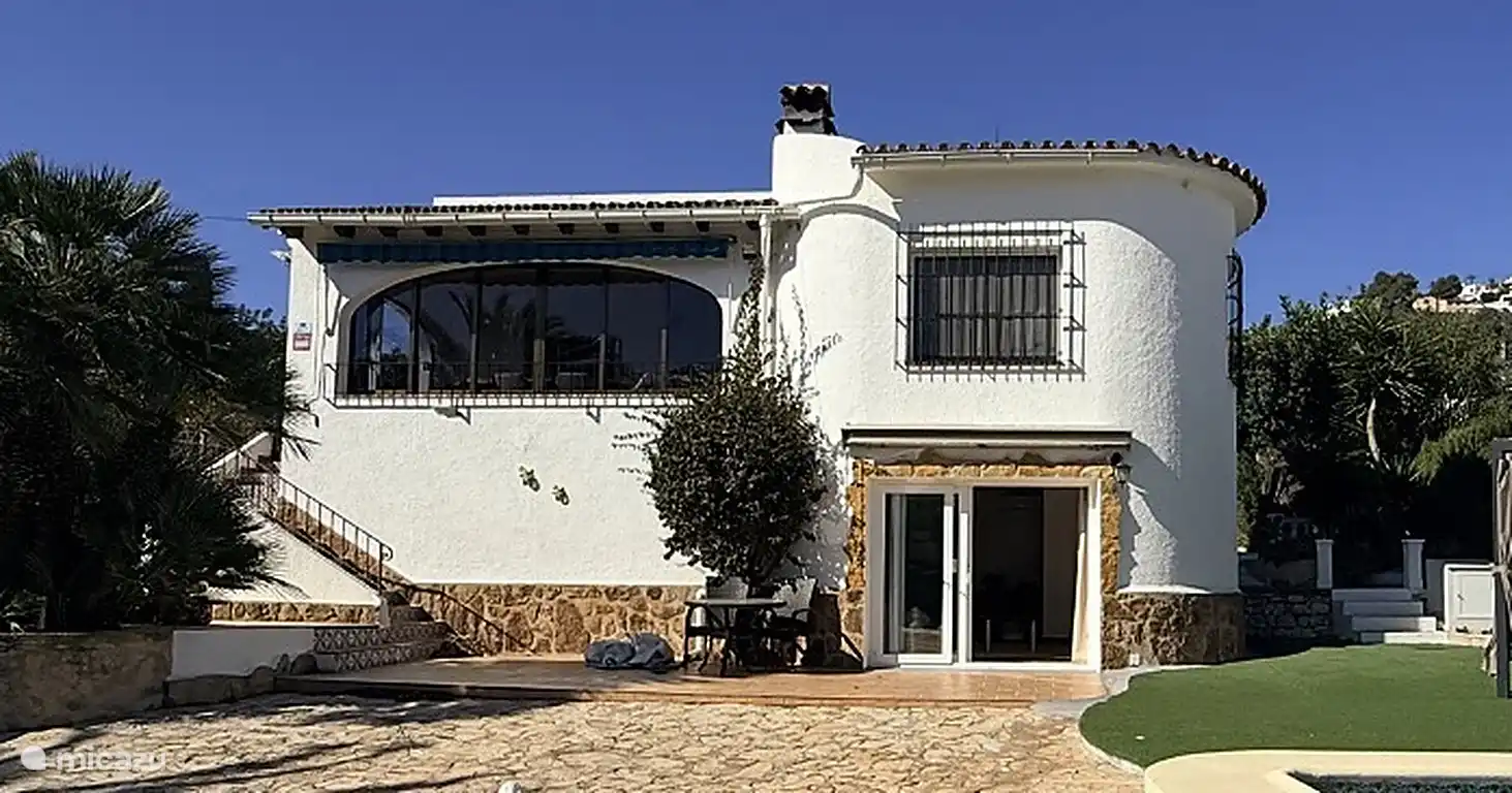 Propiedad típica española, con una hermosa naya con magníficas vistas a las montañas y un jardín precioso con piscina