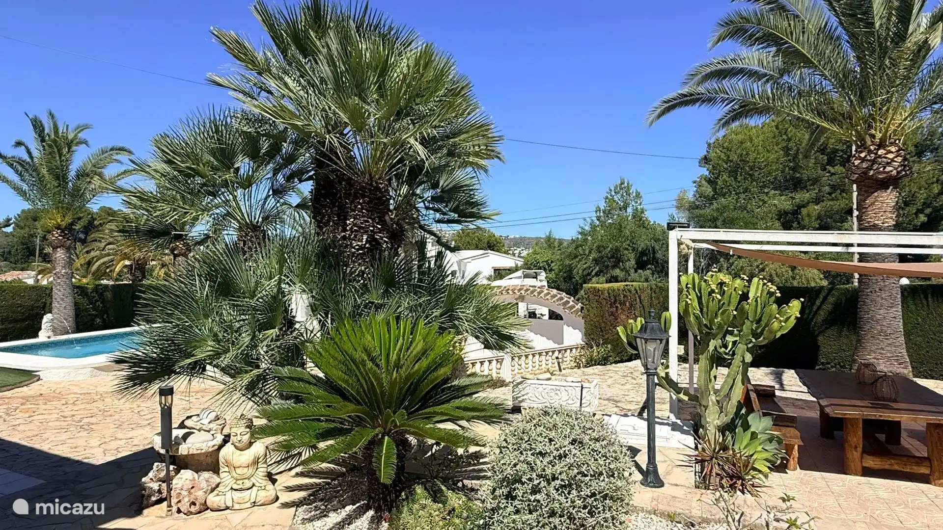 Magnifique jardin méditerranéen avec de nombreux espaces de repos et de l’ombre